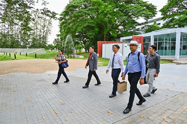 Prof. Dr. Amit Prashant Dean, Research and Development, and BIS Standardization Chair Professor, Dept. Civil Engineering Indian Institute of Technology Gandhinagar ประเทศอินเดีย เยี่ยมชมคณะ