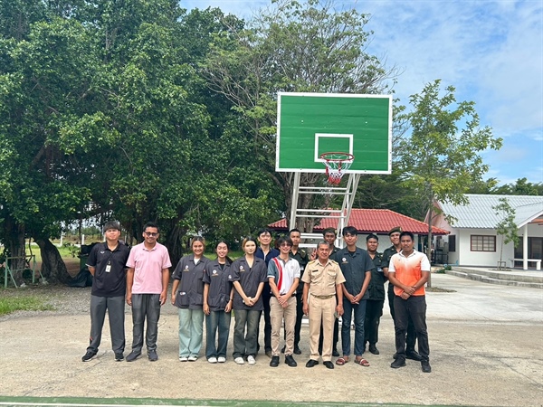 ชุมนุมวิศวสานฝันสรรค์สร้าง คณะวิศวกรรมศาสตร์  ทำการซ่อมแซมแป้นบาสเก่าของคณะวิศวกรรมศาสตร์ ที่ไม่ได้ใช้งานและชำรุด  เพื่อบริจาคให้กับโรงเรียนองครักษ์