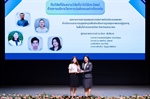 นักวิจัยได้รับโล่รางวัลทีมวิจัยที่มีผลงานวิจัยที่นำไปใช้ประโยชน์ด้านการบริการวิชาการต่อสังคมอย่างโดดเด่น จากพิธีมอบรางวัลเชิดชูเกียรติ ในงานการประชุมวิชาการ มศว วิจัย “วันนักวิจัย ประจำปี 2568