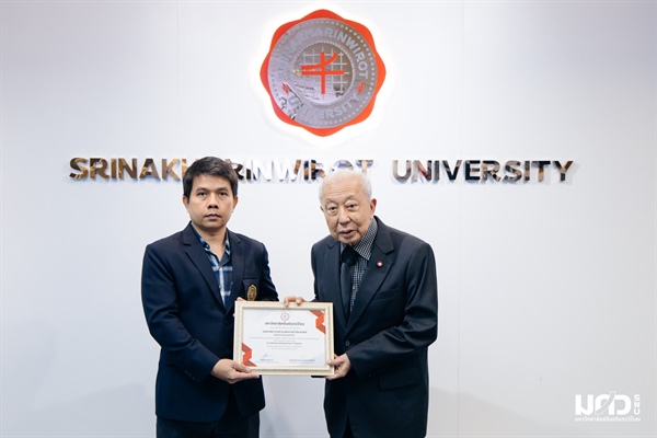 รองศาสตราจารย์ ดร.สงกรานต์ วิริยะศาสตร์ รับเกียรติบัตรจากมหาวิทยาลัย ที่ได้รับการจัดอันดับเป็น "World's Top 2% Scientists"